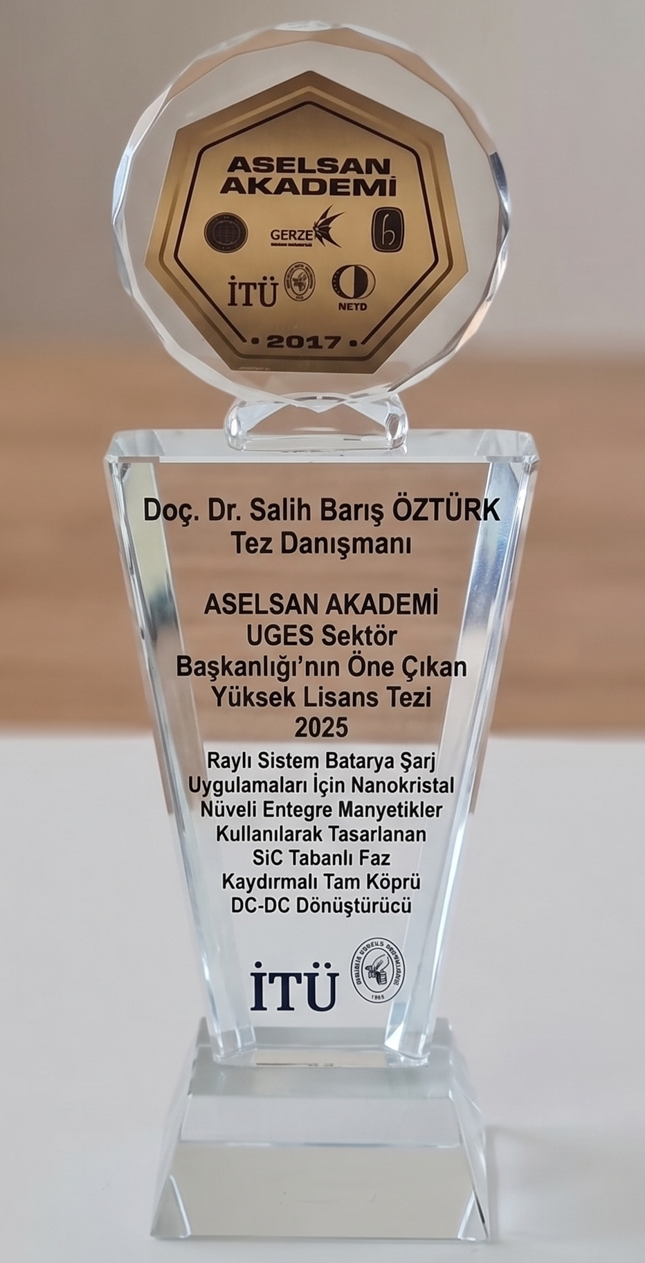 Fatih Enes Göcen'in ödül ile çekilen fotoğrafı